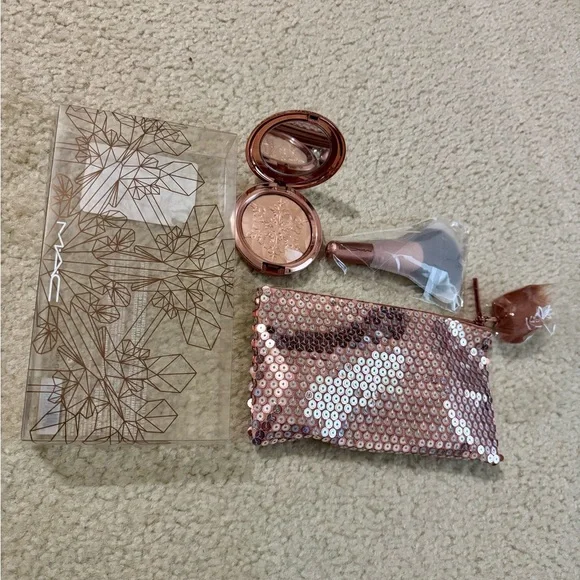 MAC COSMETICS EXTRA DIMENSION SHOW GOLD /Rose Gold Makeup Set with brush - Picture 2 of 7